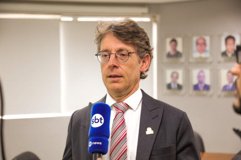 Frank Cenário de esgotamento emocional e burnout de profissionais que atuam nas UTIs no Brasil
